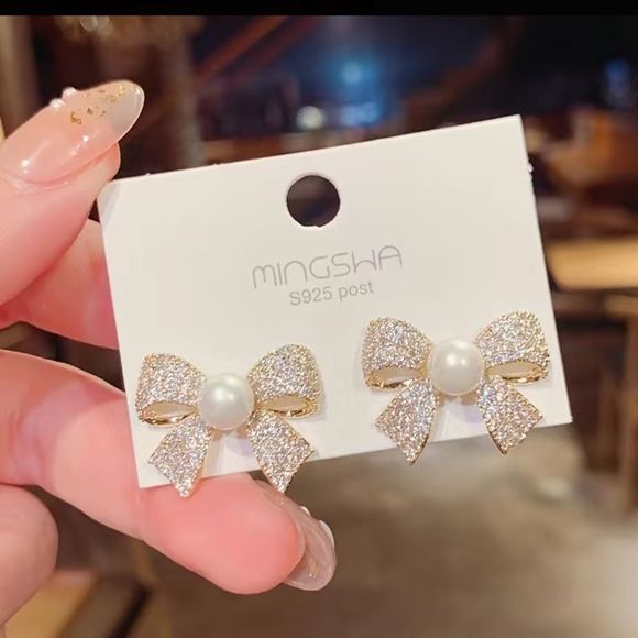 🎀 Elegant Sparkling Gold Tone Pearl Bowknot Earrings💖 - Picture 7 of 10